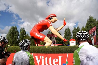 Un vehículo de la marca francesa de agua mineral Vittel participa en un desfile publicitario antes del inicio de la primera etapa de la edición 103 del Tour de Francia.