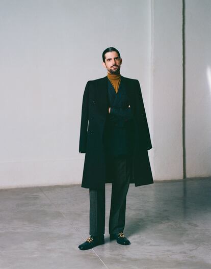 Francesco Carril. Este madrileño es uno de los protagonistas de 'Verano en rojo', la nueva película deBelén Macías, basada en la homónima novela de Berna González Harbour, con pantalón de Prada, blazer, abrigo jersey y botines de Dolce & Gabbana.