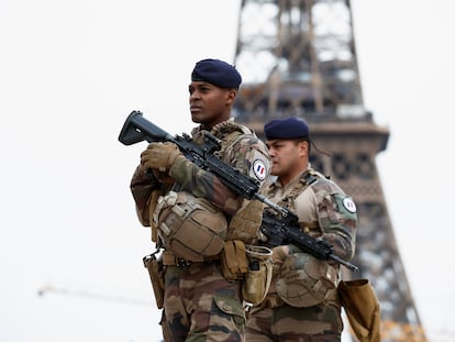 Dos soldados patrullan en la plaza Trocadero de París este 25 de marzo.