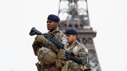 Dos soldados patrullan en la plaza Trocadero de París este 25 de marzo.