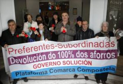 Manifestación de afectados por las participaciones preferentes en Santiago de Compostela. EFE/Archivo