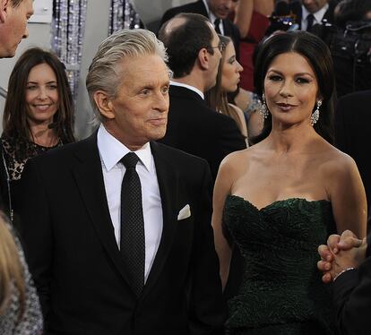 Después de anunciar que ha vencido la batalla al cáncer de garganta que le mantuvo apartado de la luz pública durante varios meses, Michael Douglas acudió junto a su esposa a la entrega de premios como mejor actor de reparto en la película <i>Wall Street: El dinero nunca duerme</i>, Una estatuilla que finalmente se llevó Christian Bale por su papel en <i>The Fighter</i>