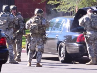 Policiais em San Bernardino.