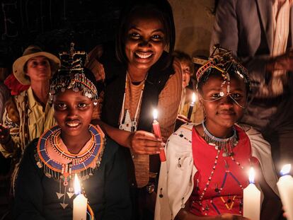 La ceremonia de la luz es un gesto simbólico que se realiza los días en que se celebran ritos de iniciación alternativos a la ablación con las niñas, los ancianos de la aldea, los hombres masái y, a veces, las instituciones locales. Todos cantan: “Apaguemos el fuego de la mutilación, encendamos la luz de la educación”. Condado de Kajiado, Kenia.