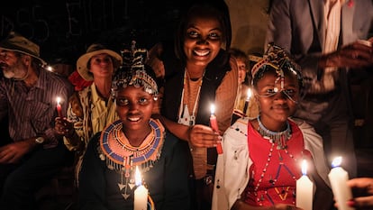 La ceremonia de la luz es un gesto simbólico que se realiza los días en que se celebran ritos de iniciación alternativos a la ablación con las niñas, los ancianos de la aldea, los hombres masái y, a veces, las instituciones locales. Todos cantan: “Apaguemos el fuego de la mutilación, encendamos la luz de la educación”. Condado de Kajiado, Kenia.