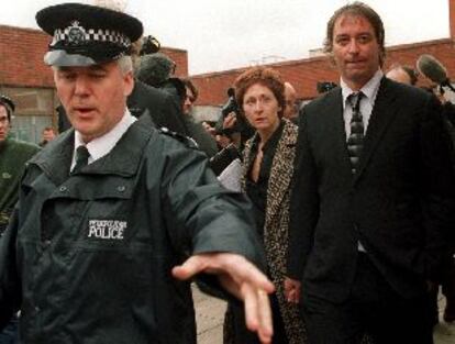 Peter Buck sale del tribunal londinense tras su declaración.