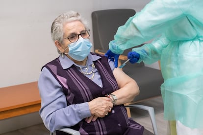 Nieves Cabo, compostelana de 82 años residente del centro Porta do Camiño de Santiago, recibe la segunda dosis de la vacuna de Pfizer este domingo.