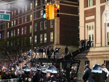 Agentes de  la Policía de Nueva York entran por una ventana al edificio Hamilton de la Universidad de Columbia para desalojar a los manifestantes propalestinos en la noche del martes.