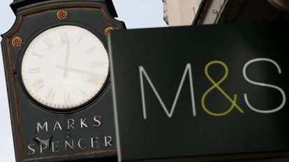 Carteles de Marks & Spencer en una tienda de Londres.