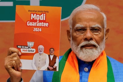 El primer ministro indio, Narendra Modi, presenta el manifiesto de su partido de cara a las elecciones que celebra el país, en un acto del BJP el pasado día 14 en Nueva Delhi.