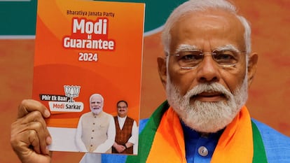 El primer ministro indio, Narendra Modi, presenta el manifiesto de su partido de cara a las elecciones que celebra el país, en un acto del BJP el pasado día 14 en Nueva Delhi.