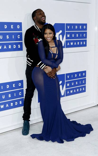 La pareja sentimental más compacta del hip hop: Nicki Minaj y Meek Mill demuestran que todo va sobre ruedas a la entrada de la gala. Una vez dentro, Minaj protagonizó una actuación bastante sexi con Ariana Grande.