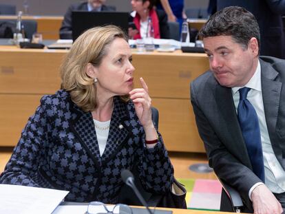 La ministra de Economía, Nadia Calviño, habla con el presidente del Eurogrupo, Paschal Donohoe, en una reunión el pasado 11 de marzo.