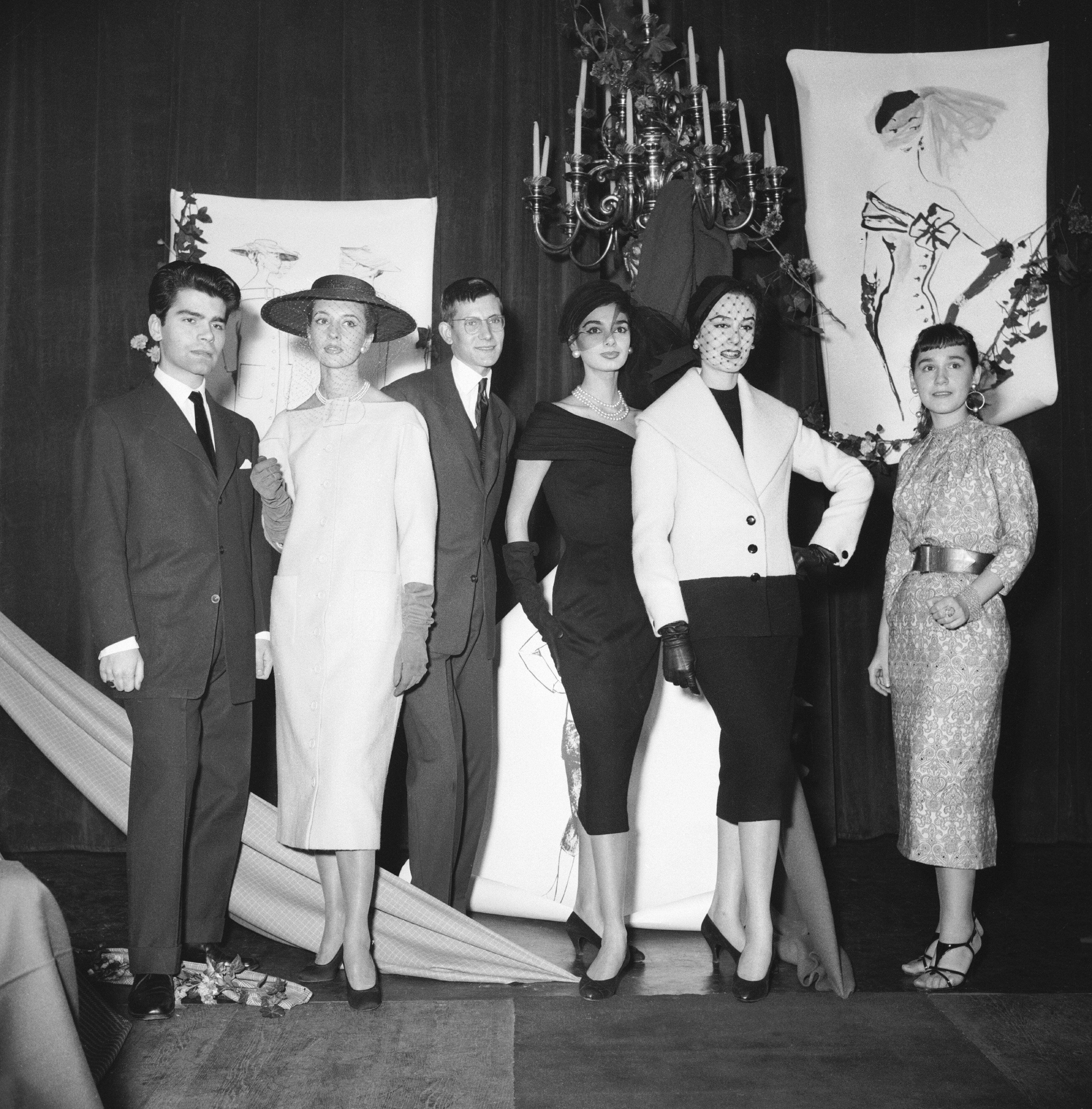 Probablemente aquí empezó todo: cuando Yves Saint Laurent y Karl Lagerfeld coincidieron en los premios del Secretariado Internacional de la Lana de 1954.