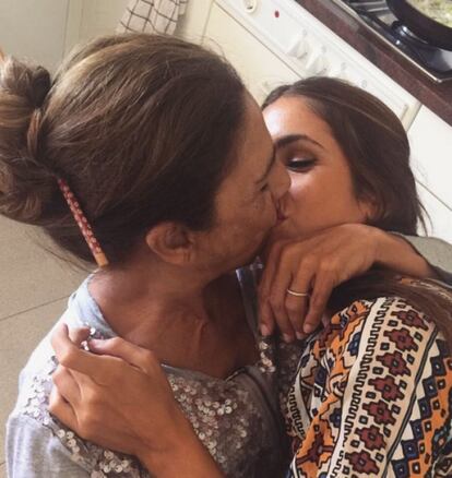 <p>Nos encontramos ante la que fue una de las polémicas más absurdas e injustificables de Instagram: la que azuzaron los que vieron algo impuro en esta imagen de una madre, la cantante y presentadora Lolita, besando a su hija, la actriz Elena Furiase. Los comentarios ofensivos que criticaban esta instantánea no merecen ser reflejados aquí. Entre aquellos que querían poner orden, este lo resume todo: "Solo las mentes enfermas pueden ver algo sucio, es puro amor". Los puedes ver <a href="https://www.instagram.com/p/BYqI4ZWByrV/" target="_blank">aquí</a>. </p>