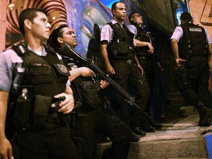 Policías de Río en una operación en una favela.