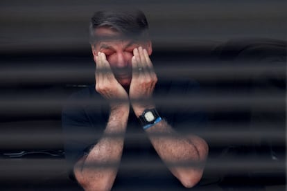 El expresidente de Brasil, Jair Bolsonaro, se cubre los ojos mientras se encuentra bajo arresto domiciliario, en su vivienda en Brasilia, Brasil.