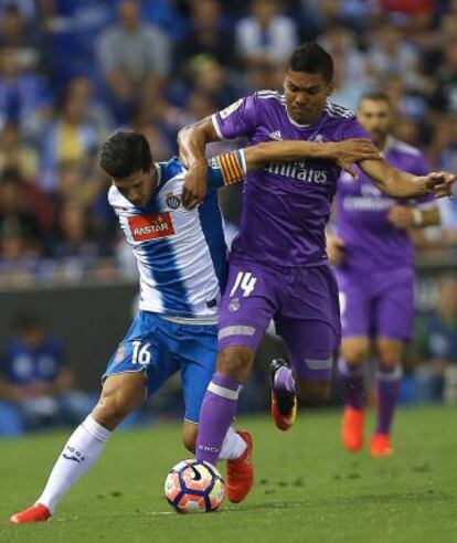 Casemiro pugna con Javi L&oacute;pez en el Espanyol-Real Madrid. 