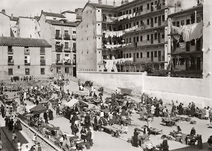 Mercadillo en la corrala de Mesón de Paredes, 1935 (Archivo Regional de la Comunidad de Madrid/ Fondo Martín Santos Yubero)