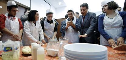 Ignacio González, durante su visita a un centro de educación especial de Getafe donde se imparten talleres de Consumo.
