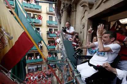 Con una dedicatoria a “todos y todas los sanitarios que nos han ayudado en toda la pandemia y a todos los enfermos de ELA”, el exportero de fútbol Juan Carlos Unzué ha dado comienzo a los sanfermines de 2022, después de dos años suspendidas por la pandemia. El exfutbolista, enfermo él mismo, ha prendido a mediodía desde el balcón del Ayuntamiento de Pamplona el chupinazo, el cohete que da inicio a los sanfermines, la fiesta más internacional de España.