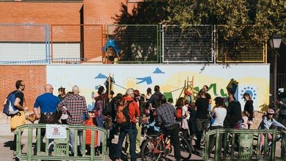 La Comunidad Energética de Manzanares el Real pinta un mural en la fachada del colegio público.