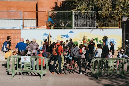 La Comunidad Energética de Manzanares el Real pinta un mural en la fachada del colegio público.