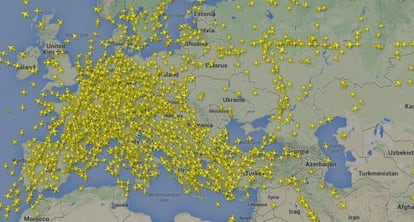 A las siete de la tarde de este viernes, 18 de julio, nueve aviones sobrevolaban el espacio aéreo ucranio. Solo uno de ellos lo hacía sobre la zona de la catástrofe, un Boeing 737 de Ukraine International Airlines. Las otras ocho eran aeronaves bielorrusas (2), otra ucrania, una siberiana, una turca, una húngaro-polaca, y una más de Lufthansa.