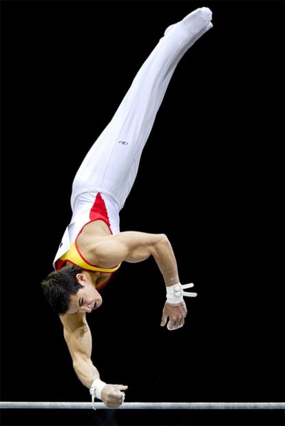 Sergio Muñoz ejecuta su ejercicio de barra fija durante los Campeonatos del Mundo de Rótterdam.