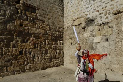 Guía turística en el conjunto arqueológico Medina Azahara (Madinat Al-Zahra) en Córdoba.