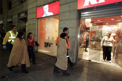 Algunos de los rehenes, que pasaron casi una hora secuestrados en el Kentucky Fried Chicken de la Puerta del Sol.