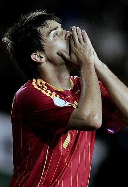 El delantero de la selección española de fútbol David Villa se lamenta tras una jugada, durante el partido jugado hoy ante Suecia en el estadio Rasunda de Estocolmo valedero para la clasificación de la Eurocopa 2008.