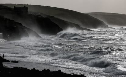 Fuerte oleaje en la costa de Porthleven, en Cornwall, Inglaterra