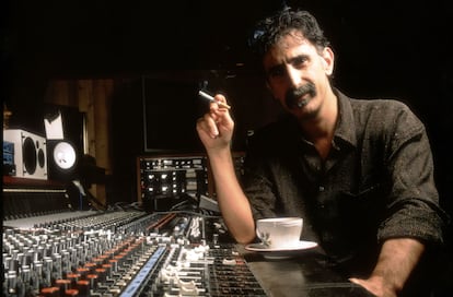 Frank Zappa, en un estudio de grabación en una imagen sin datar.