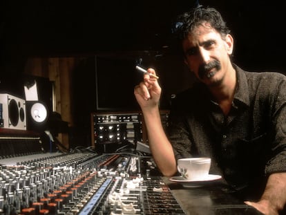 Frank Zappa, en un estudio de grabación en una imagen sin datar.