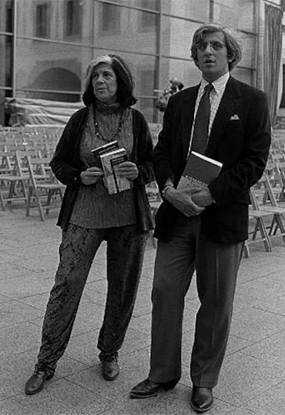 Susan Sontag (1933-2004), con su hijo David Rieff.
