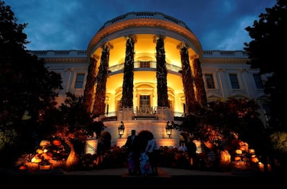 El presidente estadounidense Donald Trump y la primera dama Melania Trump reparten caramelos con motivo de la celebración de Halloween en la Casa Blanca, Washington, el 28 de octubre de 2018.