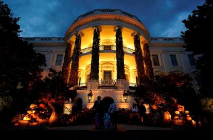 El presidente estadounidense Donald Trump y la primera dama Melania Trump reparten caramelos con motivo de la celebración de Halloween en la Casa Blanca, Washington, el 28 de octubre de 2018.