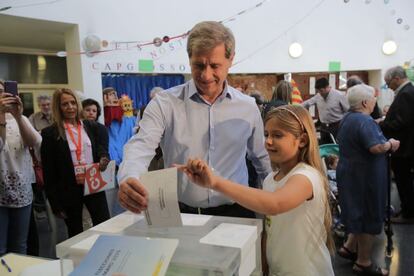 El candidat popular de Barcelona, Alberto Fernández Díaz, votant amb la seva filla a l'escola Pau Romeva de les Corts.