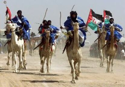 Un grupo de saharauis conmemora los 25 años del Frente Polisario, ayer en un campo de refugiados en Argelia.