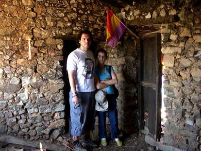 Ángel Serrano y Beatriz Pereda, nieto e hija de Victorino Pereda, en la majada donde murió el maquis.
