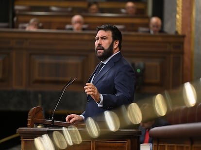 El diputado de EH Bildu Jon Iñarritu interviene en el pleno del Congreso, este martes en Madrid.