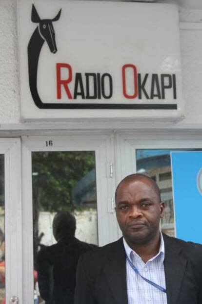 Martin Sebujangwe, jefe de redacción de 'Radio Okapi', frente a la emisora en Kinshasa.