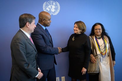 Los ministros Juan Fernando Cristo y Luis Gilberto Murillo saludan a la secretaria general adjunta de las Naciones Unidas antes del encuentro en Nueva York, este martes.