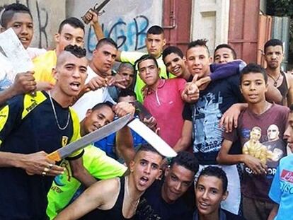 Miembros de una banda juvenil marroqu&iacute; en una imagen de Facebook