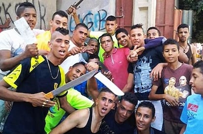 Miembros de una banda juvenil marroquí en una imagen de Facebook