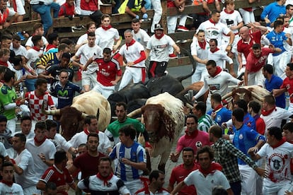 Los toros de la ganadería de Fuente Ymbro son los protagonistas del cuarto encierro de San Fermín por las calles de Pamplona.