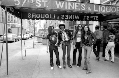 Thin Lizzy posan en Nueva York en 1977. De izquierda a derecha: Brian Robertson (guitarra), Phil Lynott (voz y bajo), Scott Gorham (guitarra) y Brian Downey (batería).  