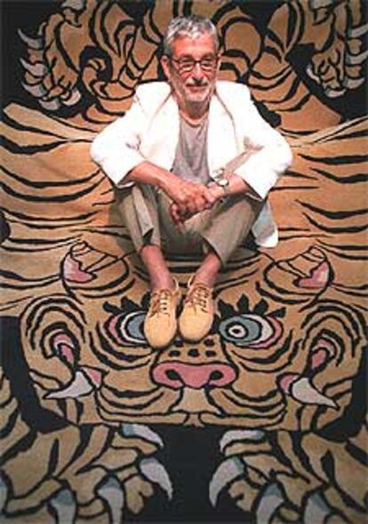 Óscar Tusquets, ayer, en su exposición, sentado en el sofá Alí-Babá.