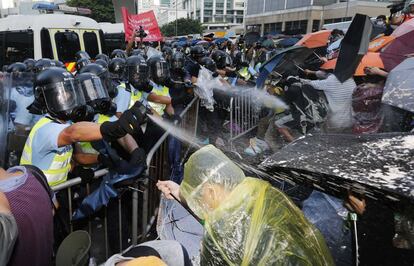 La policía de Hong Kong lanza gas lacrimógeno y gas pimienta contra los millares de manifestantes que paralizan el centro del territorio autónomo chino para exigir más democracia.